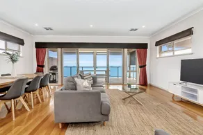Ochre Point Beach House on Moana Seafront - Image 5