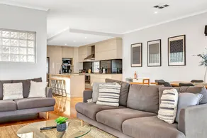 Ochre Point Beach House on Moana Seafront - Image 4