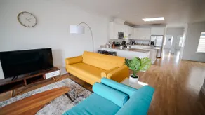 Large & Stylish Home - Perfect for Groups Near SF - Image 2
