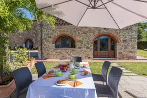 Relax in the Tuscan vineyards with a private pool - Image 2