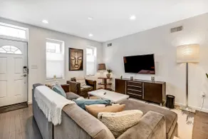 City Garden Home: Modern Appointed 2Bed w/ Office - Image 2