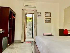 Three-Bedroom bungalow with pool near city center. - Image 2