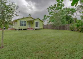 Downtown 1950s Keylime Cottage - Image 2