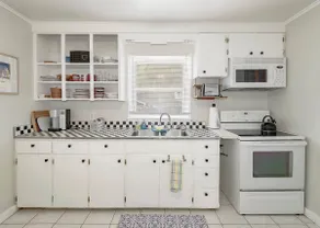 Downtown 1950s Keylime Cottage - Image 3
