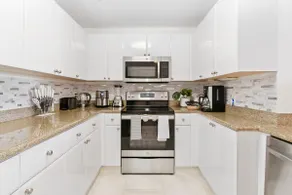 Remodel 1B/1B Parking, Wi-Fi, Pets Ok, W/D - Image 2