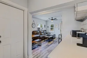 Spacious 1 BR, 2 blocks from Inter-coastal water - Image 5