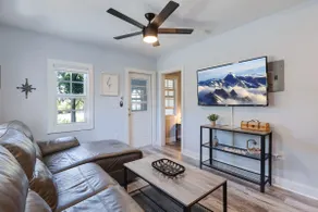 Spacious 1 BR, 2 blocks from Inter-coastal water - Image 2
