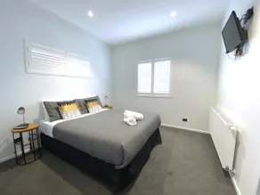 Galaxy Lakeview House - Image 2