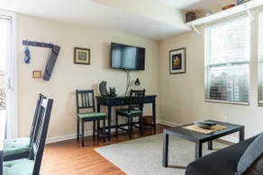Garage Guesthouse - Image 3