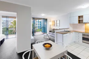Spacious 1 Bed steps from the Beach - Image 3