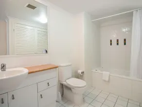 Spacious 1 Bed steps from the Beach - Image 4