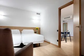 2 bedroom apartment with pool and gym - Image 4