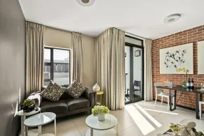Marvelous Central 1 Bed Vantage Apartment - Image 2