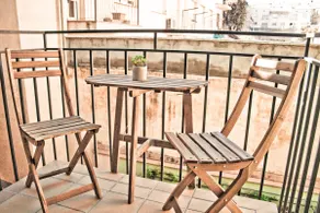 Downtown 2-bedroom apartment with balcony and air conditioning - Image 2