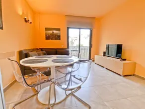 Downtown 2-bedroom apartment with balcony and air conditioning - Image 5
