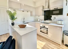 Clifford's Reach at Bluebridge Court with Free Parking - Image 2