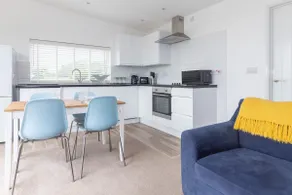 2 Bed Holiday Apartment in Cornwall - Image 3