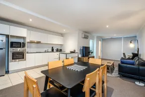 Serene 2-Bed Hideaway on Northbourne Avenue - Image 5