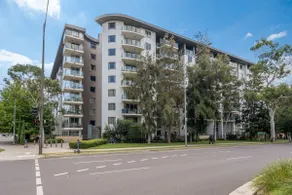 Serene 2-Bed Hideaway on Northbourne Avenue - Image 4