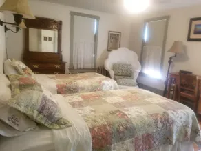 Virginia's House at The Queen - Image 4