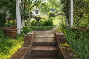 Little White Cottage - Image 4
