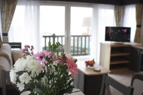 Chic holiday home with balcony & sea views - Image 5