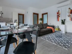 Luxury Penthouse with roof top & communal pool - Image 2