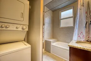 Huge Pet Friendly East Albany Park Apartment - Image 5