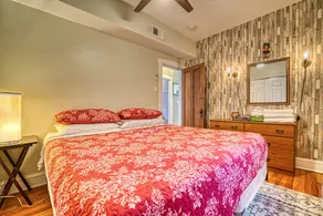 Huge Pet Friendly East Albany Park Apartment - Image 4
