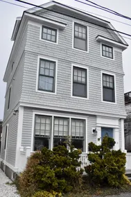 Modern Cottage in Downtown NPT-Walk to All - Image 2