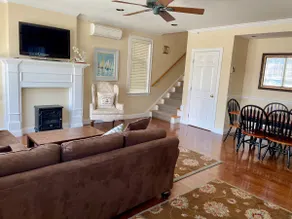Modern Cottage in Downtown NPT-Walk to All - Image 3