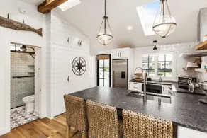 Charming Designer Cottage on Marsh - Image 4