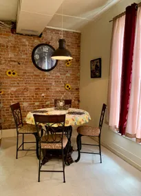 Classic & Charming Downtown Apartment - Image 3