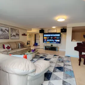 Lakeside Unit & Breathtaking View! 15 Mins to YYZ! - Image 5