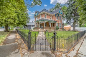 Spacious Downtown Historic Home -Pet Friendly! - Image 2