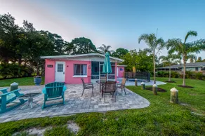 Pink Pineapple Cottage - Image 2