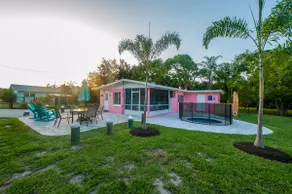 Pink Pineapple Cottage - Image 4