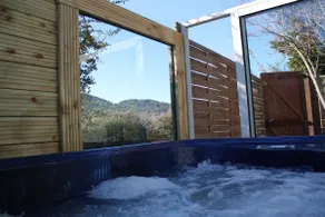 Small cottage with hot tub and private parking - Image 3