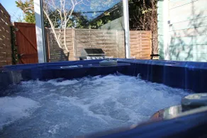 Small cottage with hot tub and private parking - Image 4