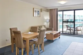 1 Bedroom Waterfront Apartment - Rooftop Pool & Spa - Image 4