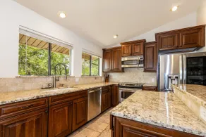 Panoramic views of Lake Austin high in the hills - Image 4