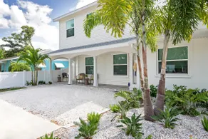 Walk to Main St and Waterfront, Mins to Beaches - Image 3