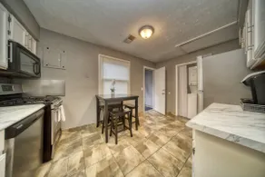 ***2BR Entire Home, 4miles from CLE Airport*** - Image 4