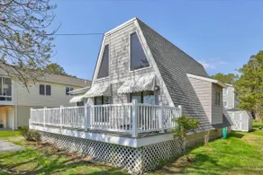 A-mazing Beach Cottage on Canal & Trolley Route - Image 2