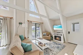 A-mazing Beach Cottage on Canal & Trolley Route - Image 5