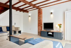 Barn Conversion Cottage, Dog-Friendly with Hot Tub - Image 2