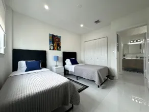 Skyline Horizon | 5th Floor Balcony & City Views - Image 2