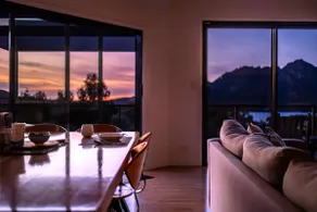 Une superbe maison contemporaine avec vue imprenable sur l'océan et la montagne - Image 4