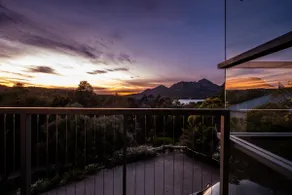 Une superbe maison contemporaine avec vue imprenable sur l'océan et la montagne - Image 2