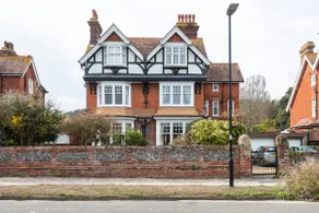 Elegant 3-bed apart prominent Eastbourne location - Image 2